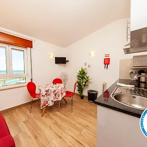 A38 - Rising Sun Top-floor Flat Apartment